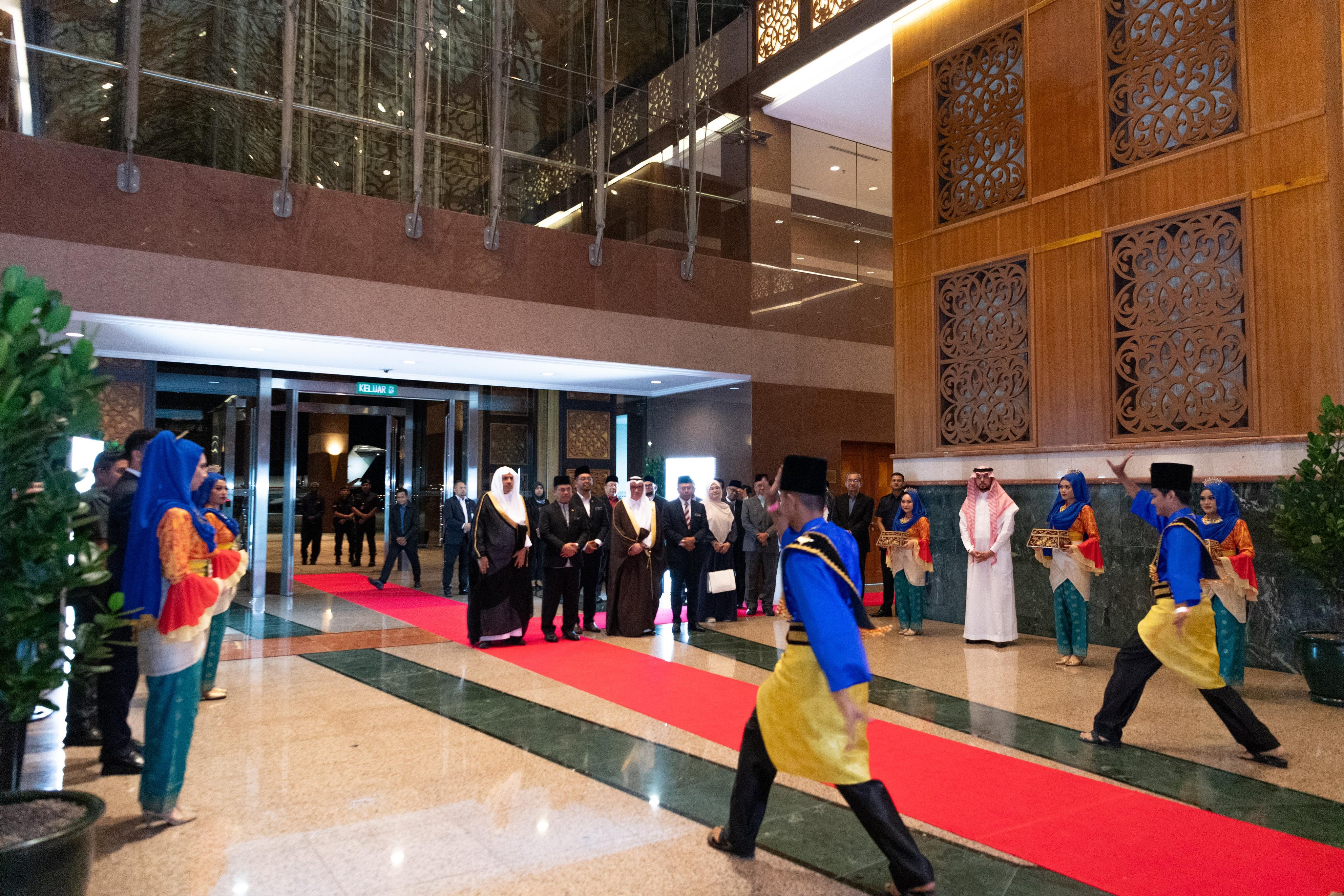 Yang Mulia Sekretaris Jenderal LMD, Syekh Dr. Mohammed Alissa, kini telah tiba di ibu kota, Kuala Lumpur, dan disambut oleh Yang Mulia Menteri di Kantor Perdana Menteri, Senator Dr. Muhammad Naeem