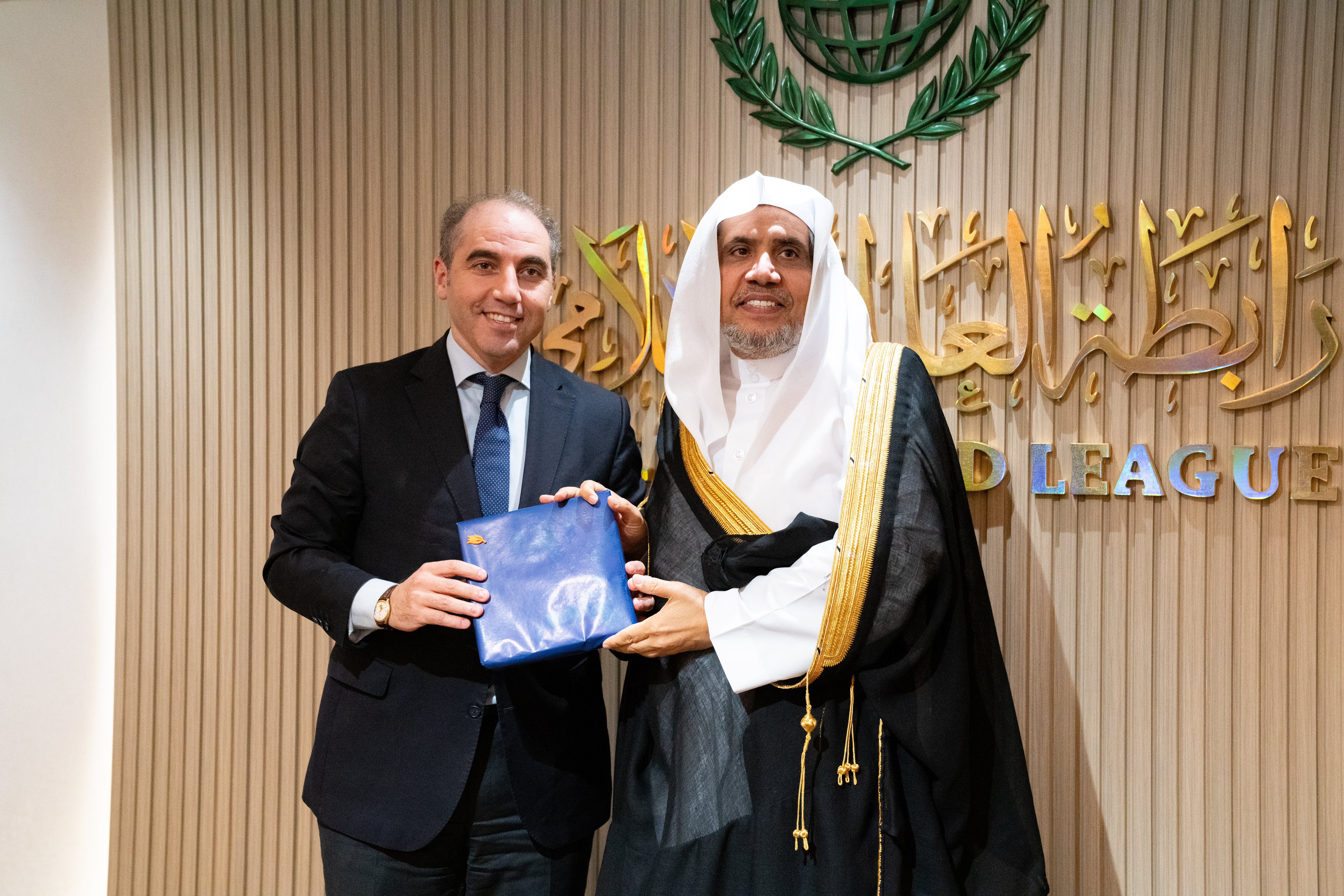 التقى معالي الأمين العام، الشيخ د.⁧‫ محمد العيسى‬⁩ في مكتبه بالرياض اليوم وفداً هولندياً رفيعاً