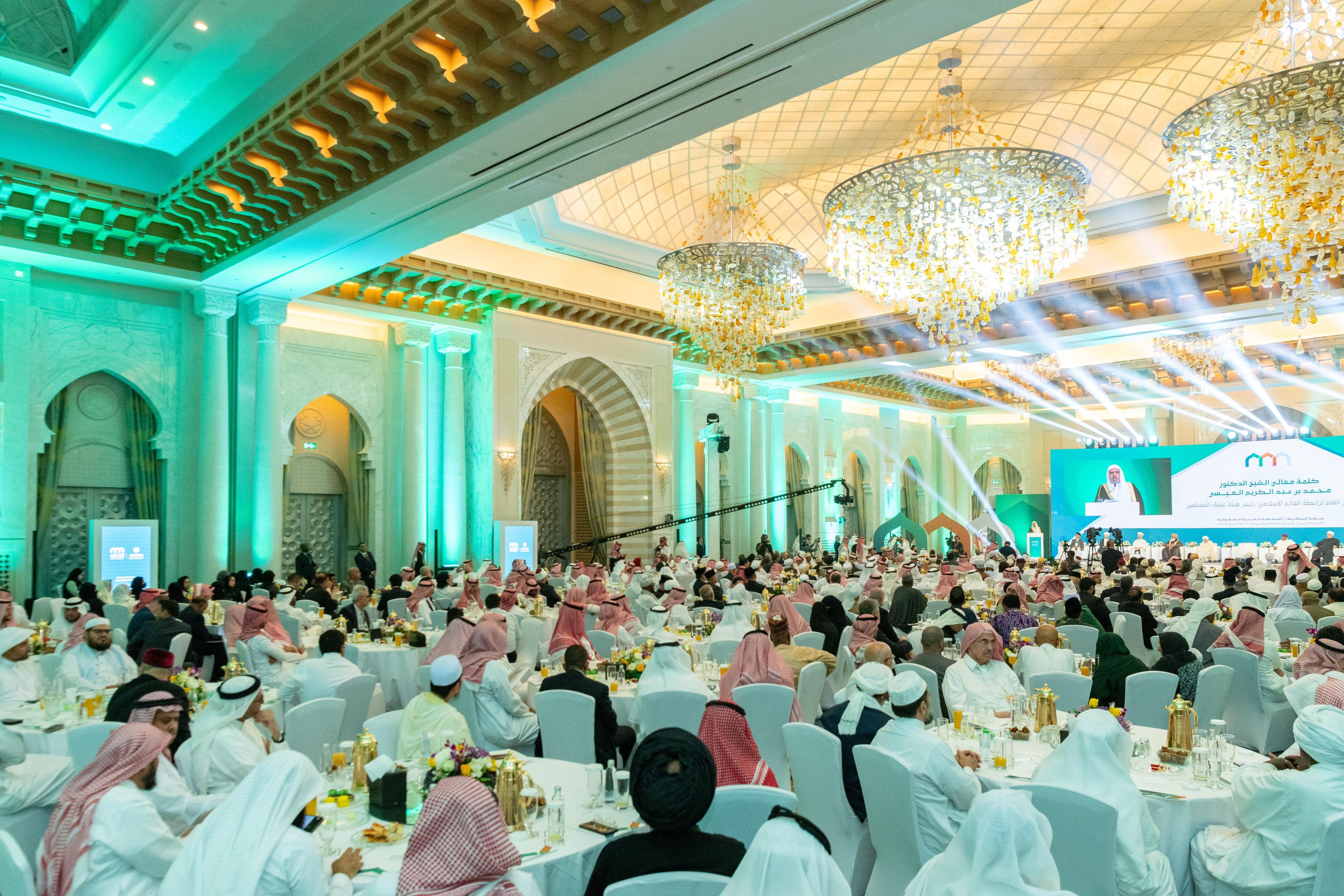 مشتملاً على الخريطة الدولية لمبادراتها وبرامجها حول العالم: أصدرت رابطة العالم الإسلامي تقريرَها الدوري، الذي استعرض  استمرار برامج تنفيذ مضامين "وثيقة مكة المكرمة"، و"وثيقة بناء الجسور بين المذاهب الإسلامية"