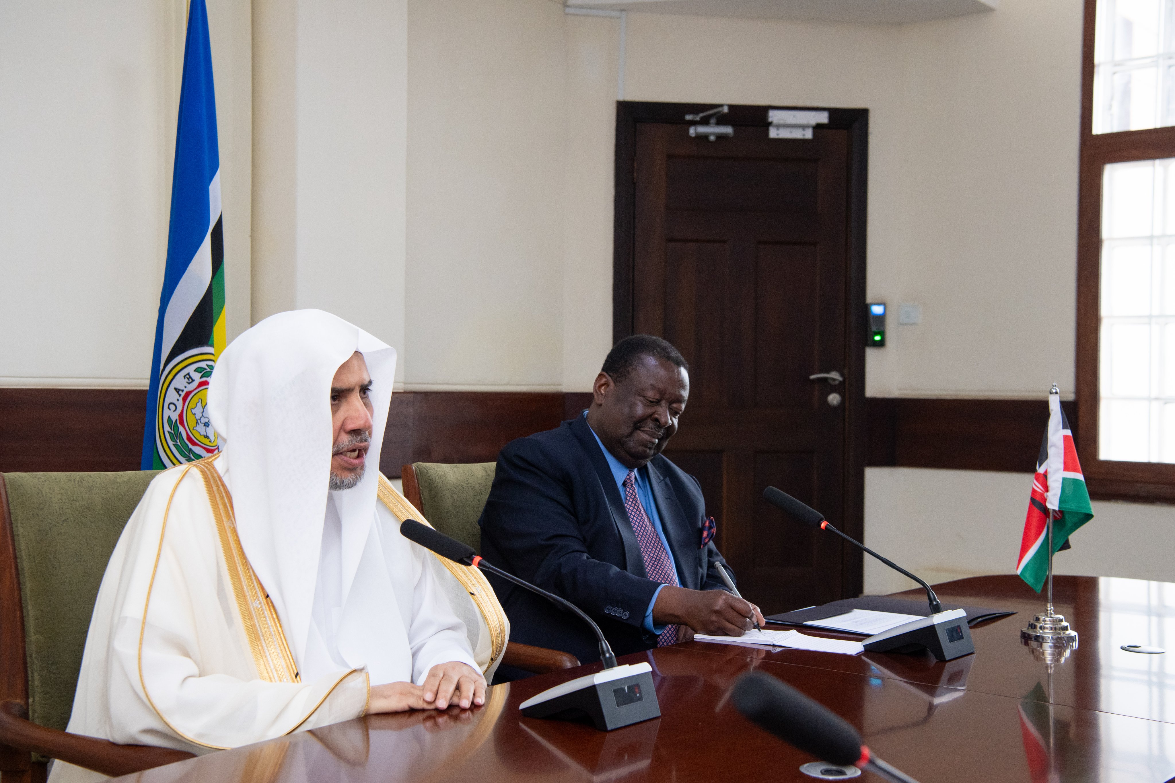 استقبلَ دولةُ رئيس وزراء جمهورية كينيا السيد موساليا مودافادي، معالي الأمين العام، رئيس هيئة علماء المسلمين، فضيلة الشيخ د.⁧‫محمد العيسى‬⁩، في مقرِّ الحكومة بالعاصمة "نيروبي"