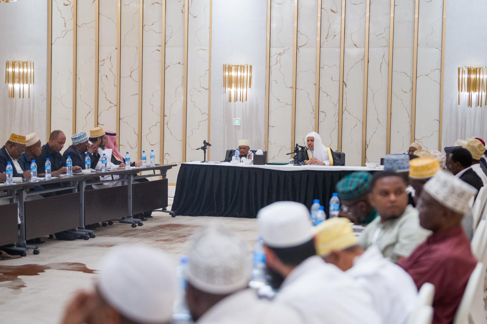 استضاف أعضاء هيئة كبار العلماء بجمهورية تنزانيا الاتحادية يتقدمهم سماحة المفتي العام وكبير الأئمة الشيخ أبو بكر بن زبير، معالي الأمين العام رئيس هيئة علماء المسلمين فضيلة الشيخ د.⁧‫محمد العيسى‬⁩، تناول اللقاء عدداً من المسائل الشرعية