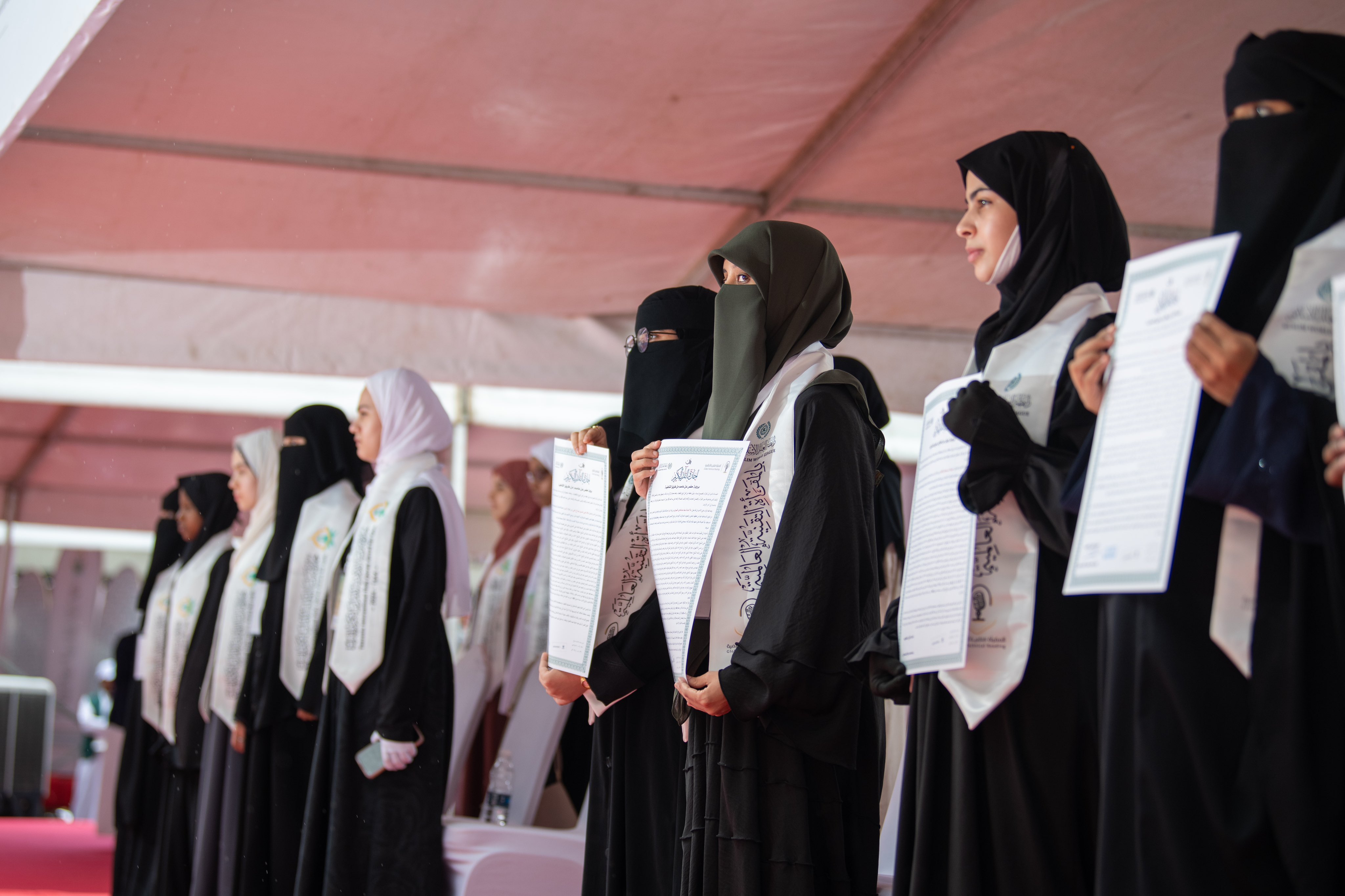 El estadio principal de Dar es Salaam celebra a las niñas jóvenes que han aprendido el Santo Corán. Más de 60,000 participantes e invitadas