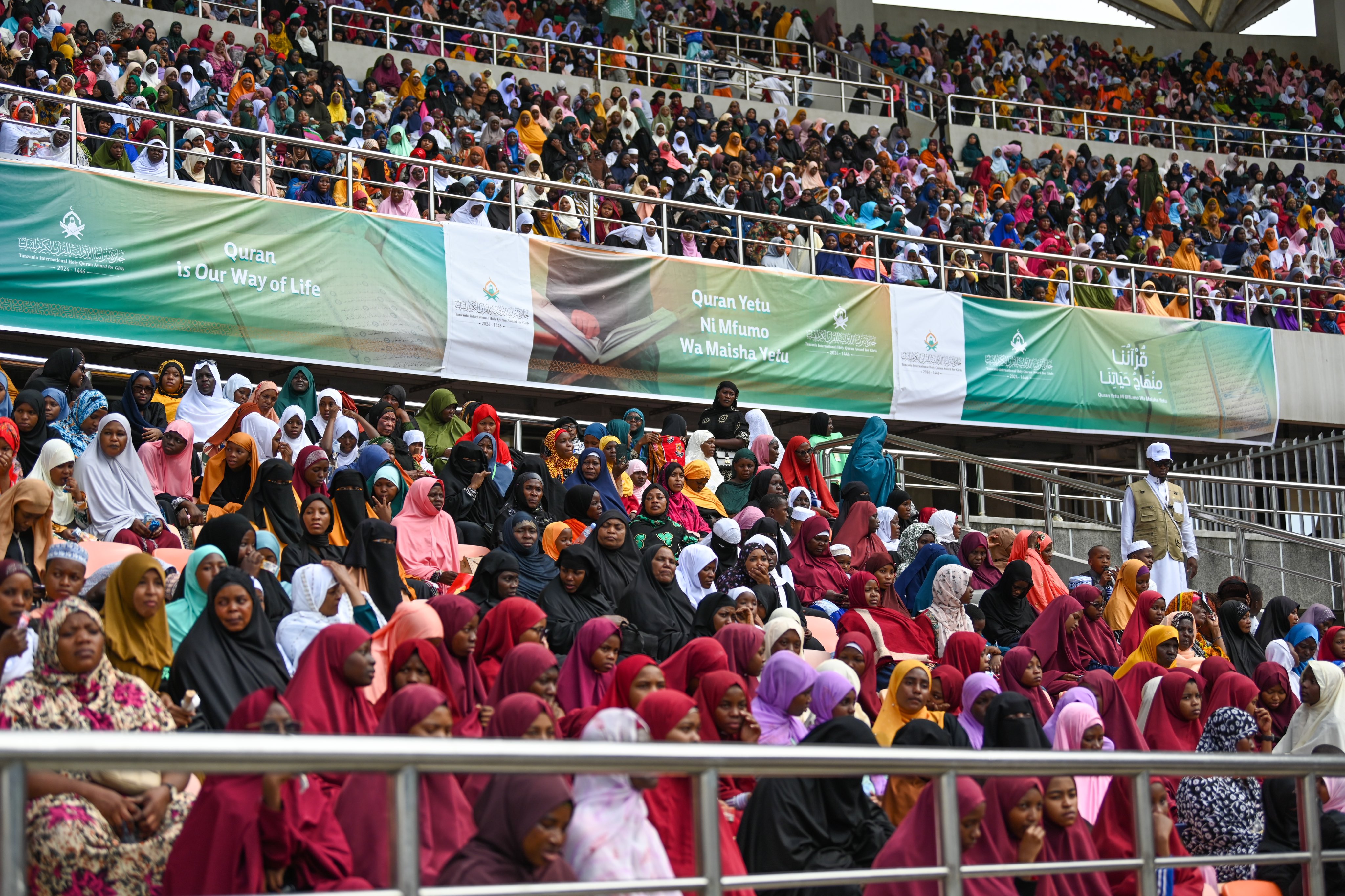 El estadio principal de Dar es Salaam celebra a las niñas jóvenes que han aprendido el Santo Corán. Más de 60,000 participantes e invitadas