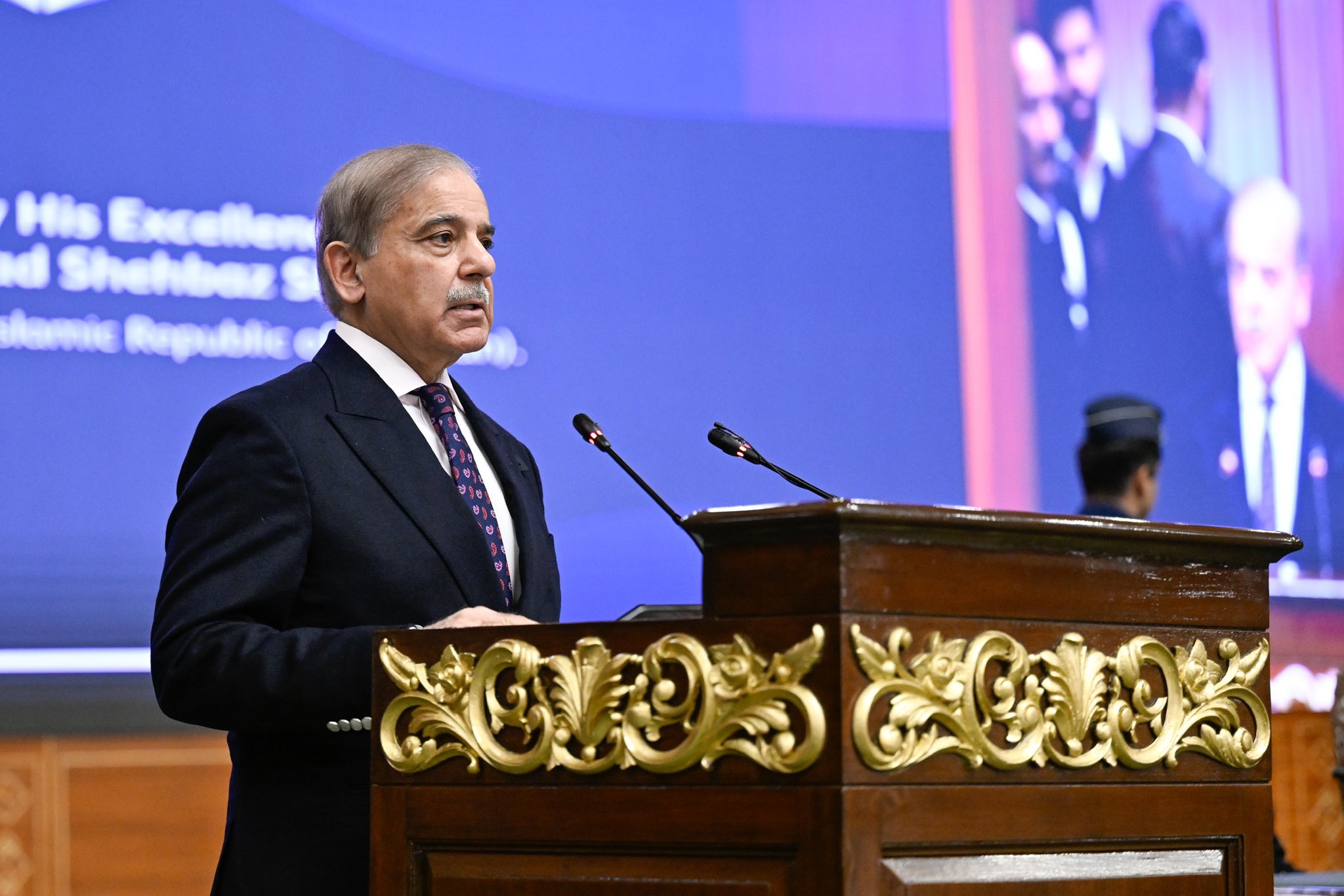 Le Premier Ministre de la République Islamique du Pakistan, M. Muhammad Shehbaz Sharif, lors de son parrainage de la conférence de la Ligueislamiquemondiale : EducationDesFilles dans les sociétés musulmanes, depuis la capitale pakistanaise, Islamabad :