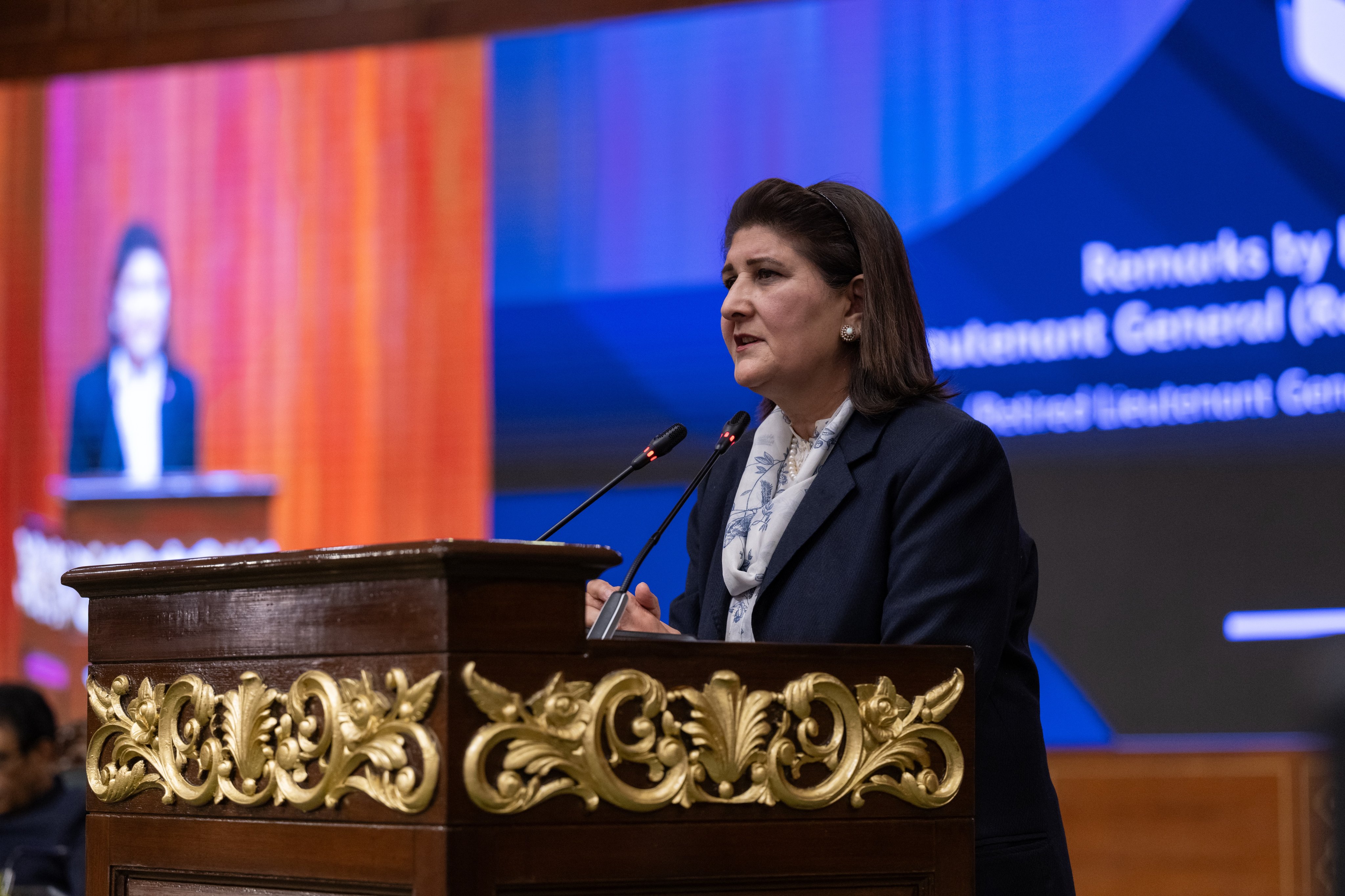 La générale Nigar Johar Khan, première femme pakistanaise à atteindre le grade de lieutenant-général dans l’armée pakistanaise, lors de la conférence de la Ligue islamique mondiale : EducationDesFilles dans les sociétés musulmanes, depuis la capitale pakistanaise, Islamabad :