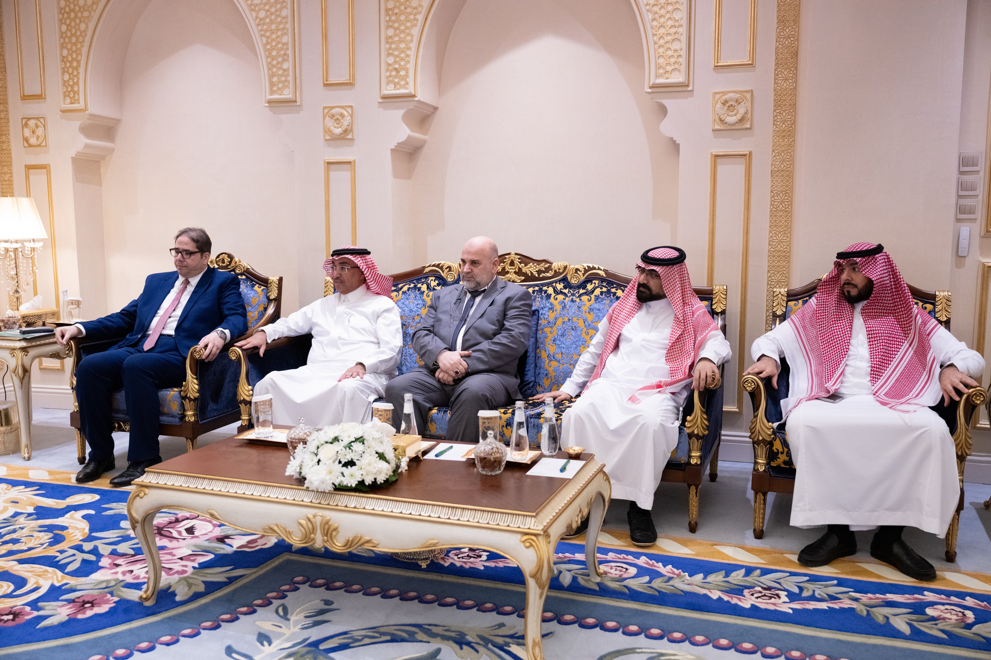 ‏استقبل معالي الأمين العام، رئيس هيئة علماء المسلمين، فضيلة الشيخ د.⁧‫#محمد_العيسى‬⁩ ⁦‪@MhmdAlissa‬⁩، في مكتبه بمكة المكرمة، وفدَ المجلس التنسيقي الأوروبي (آمال)، الذي يضمّ ممثّلين عن 21 دولة أوروبية، برئاسة عميد مسجد باريس الكبير، السيد شمس الدين حفيز. ‏وجرى خلال اللقاءِ مناقشةُ الموضوعات ذات الاهتمام المشترك، فيما نوَّه الوفدُ بجهود الرابطة في خدمة المجتمعات المسلمة في أوروبا بخاصة، وحول العالم عموماً، ومبادراتها الرائدة في تعزيز استقرارها وتعايشها في مجتمعاتها، ولا سيّما من خلال محاربةِ كلِّ أشكال خطاب ا