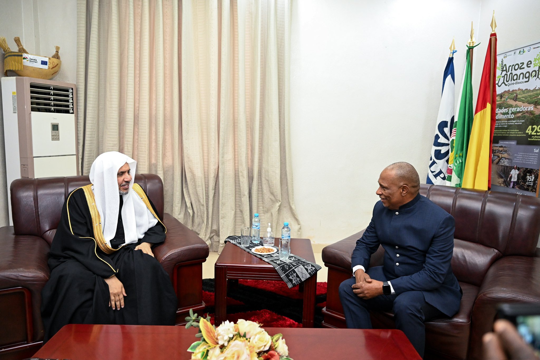استقبل دولةُ رئيس وزراء جمهورية "غينيا بيساو"، السيد روي دوارتي دي باروس، في مقرّ الحكومة، معالي الأمين العام، رئيس هيئة علماء المسلمين، فضيلة الشيخ د.⁧‫محمد العيسى
