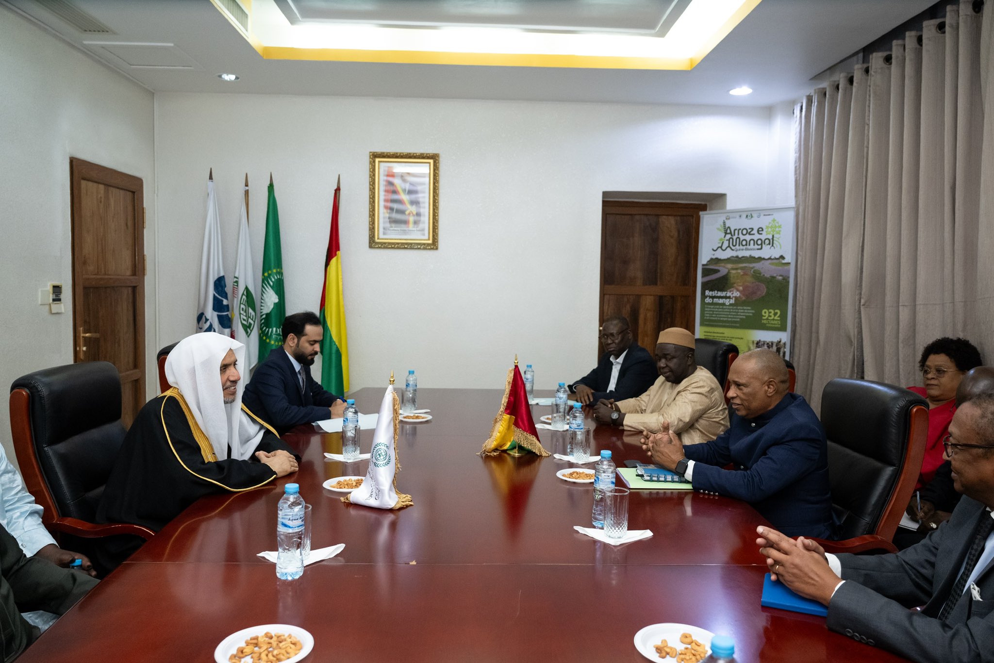 استقبل دولةُ رئيس وزراء جمهورية "غينيا بيساو"، السيد روي دوارتي دي باروس، في مقرّ الحكومة، معالي الأمين العام، رئيس هيئة علماء المسلمين، فضيلة الشيخ د.⁧‫محمد العيسى