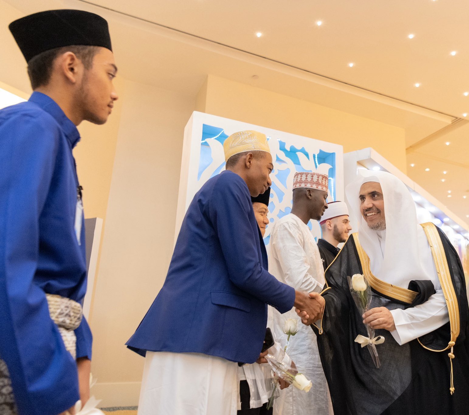 ‏التواصل "الفاعل" مع المجتمعات المسلمة حول العالم في طليعة واجبات ⁧‫رابطة العالم الإسلامي‬⁩.  ‏أثمر هذا التلاقي الأخوي تعزيز الروابط الإسلامية مع تعاهد ما يلزم من احتياجاتها.