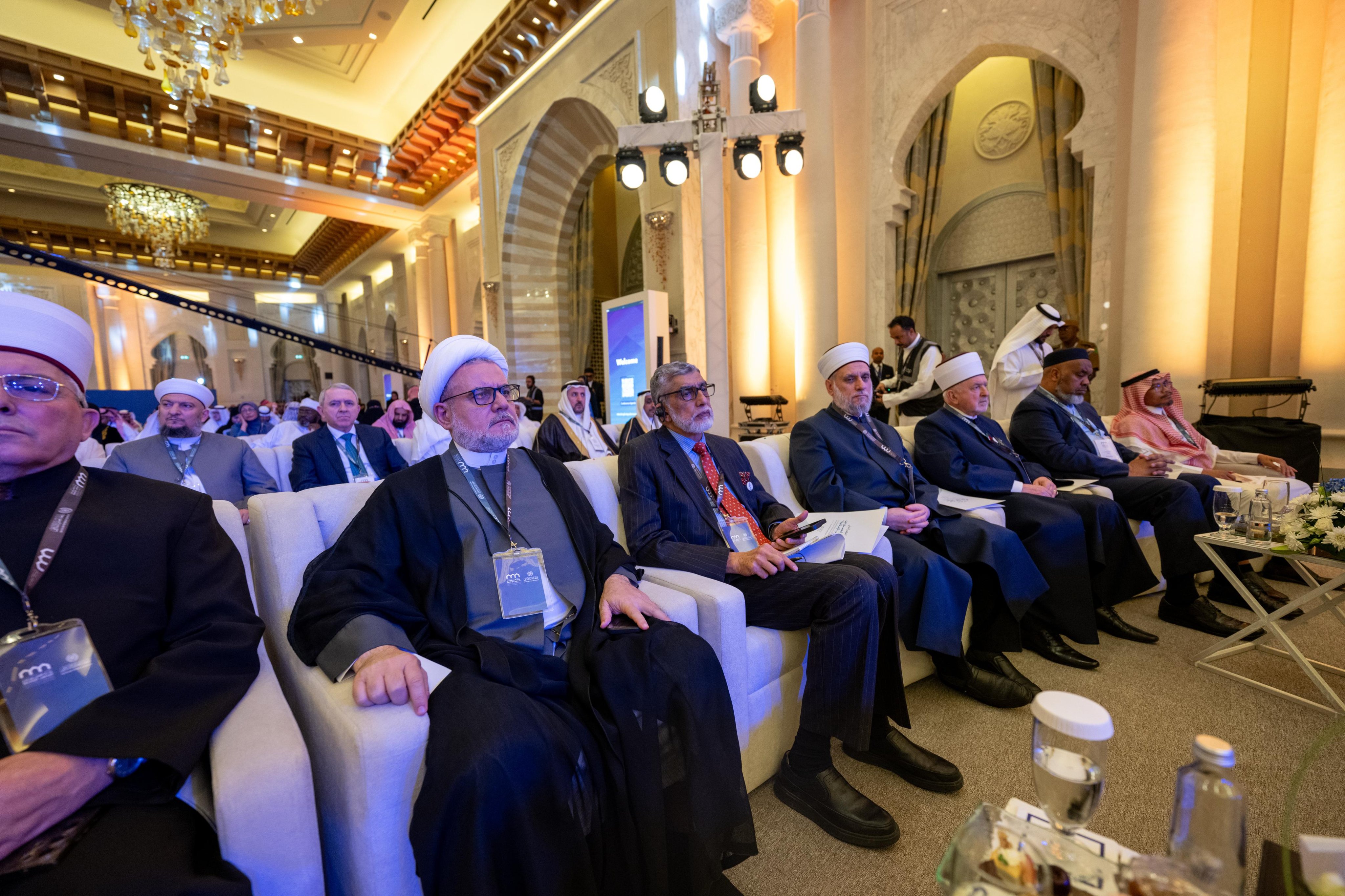Bajo el alto patrocinio del Servidor de las Dos Sagradas Mezquitas  La evolución de los eventos en Palestina, Sudán y Siria, así como las cuestiones relativas a las minorías musulmanas