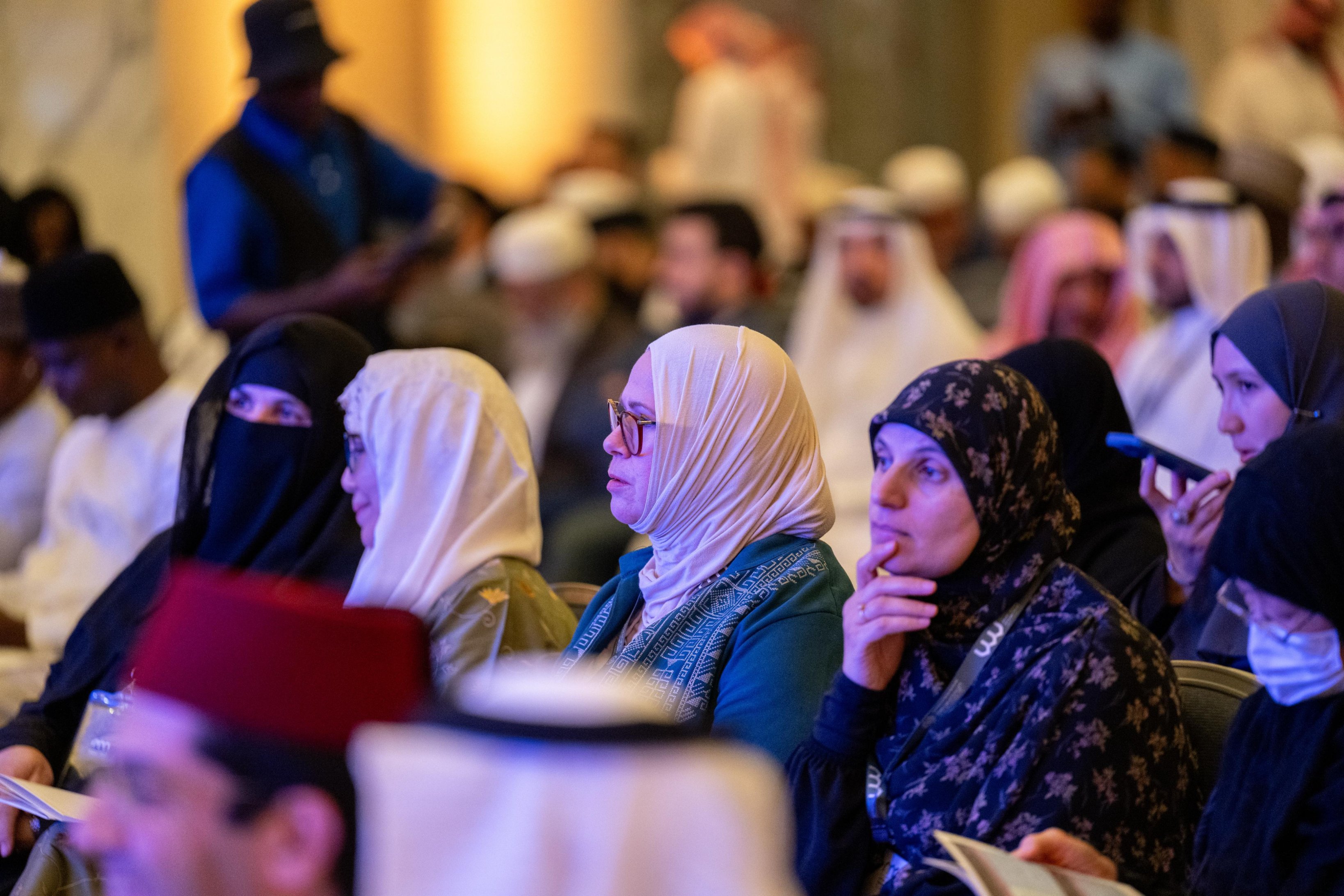 Bajo el alto patrocinio del Servidor de las Dos Sagradas Mezquitas  La evolución de los eventos en Palestina, Sudán y Siria, así como las cuestiones relativas a las minorías musulmanas
