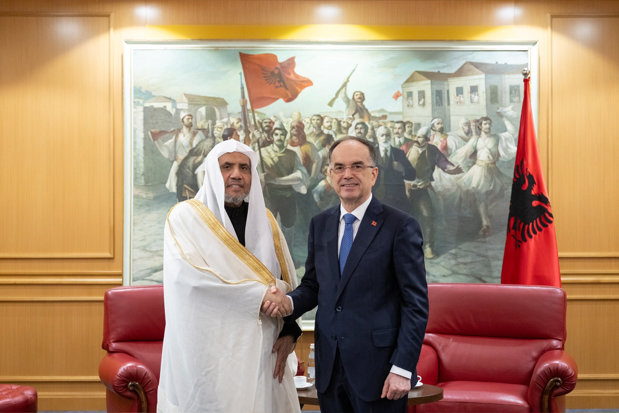 استقبل فخامة الرئيس الألباني السيد باجرام بيجاج في القصر الرئاسي بالعاصمة "تيرانا"، فضيلة الأمين العام، رئيس هيئة علماء المسلمين الشيخ د.⁧‫محمد العيسى‬⁩‬⁩، وقد شكر فخامته فضيلته على تلبية الدعوة بإلقاء خطبة العيد منوهاً بمضامينها