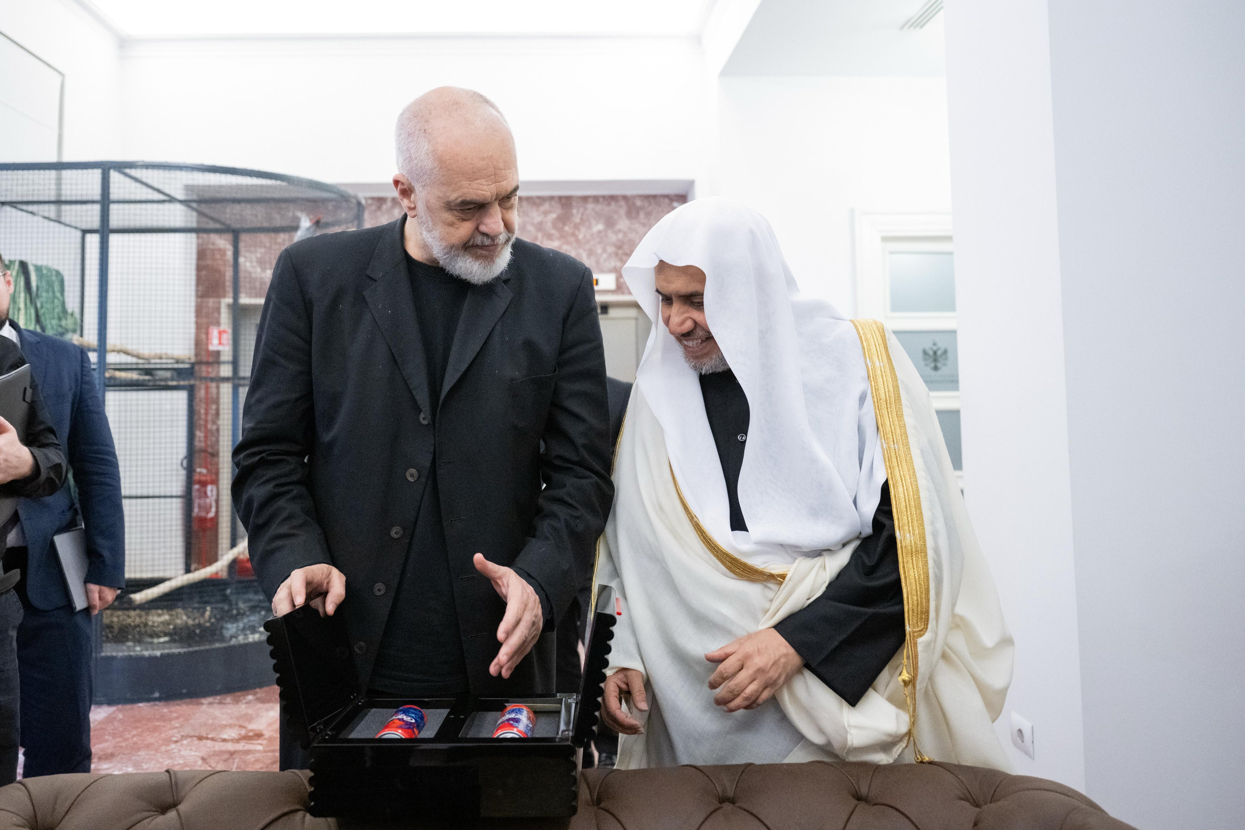 ‏استقبل دولةُ رئيس الوزراء الألباني السيد أدي راما، في مقر رئاسة الوزراء فضيلة الأمين العام، رئيس هيئة علماء المسلمين، الشيخ د. ⁧‫محمد العيسى‬⁩‬⁩، معبراً دولته عن تثمين زيارة فضيلته للبلاد لإلقاء خطبة عيد الفطر المبارك.