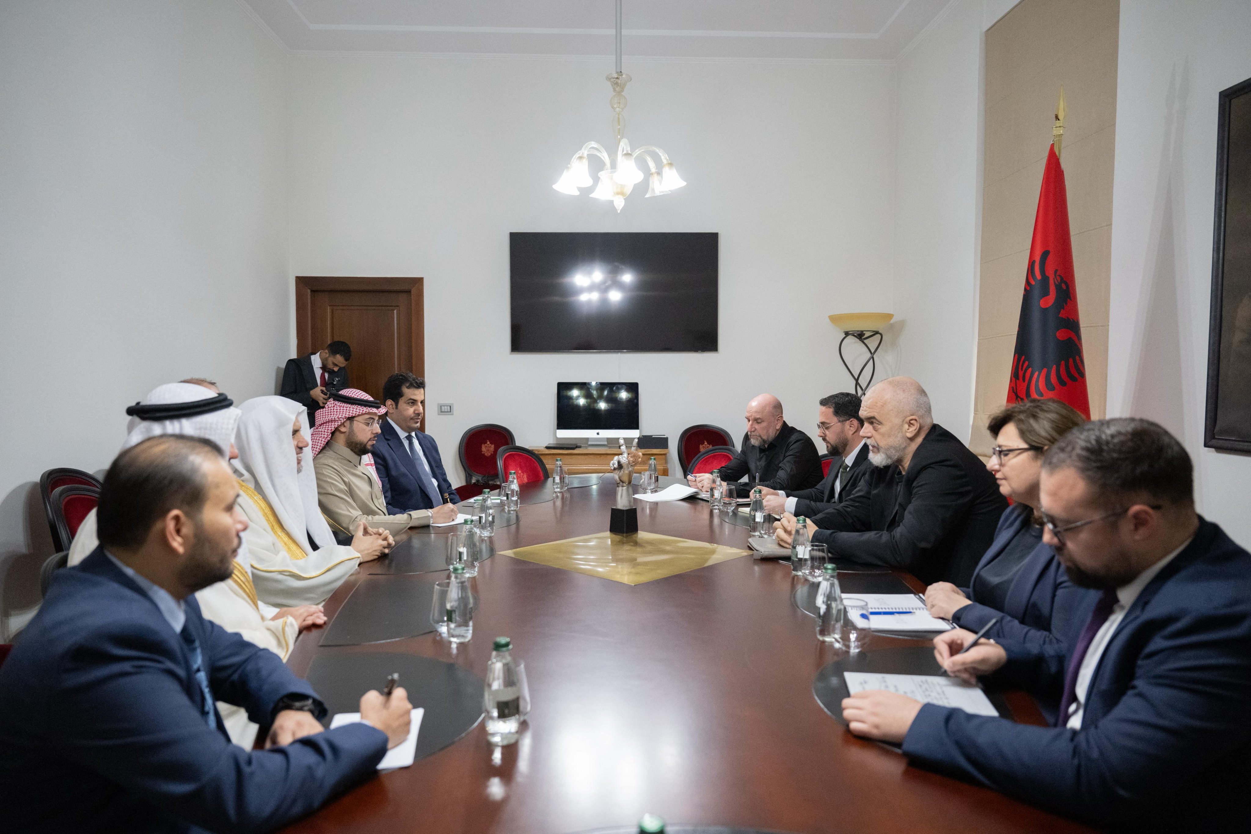 ‏استقبل دولةُ رئيس الوزراء الألباني السيد أدي راما، في مقر رئاسة الوزراء فضيلة الأمين العام، رئيس هيئة علماء المسلمين، الشيخ د. ⁧‫محمد العيسى‬⁩‬⁩، معبراً دولته عن تثمين زيارة فضيلته للبلاد لإلقاء خطبة عيد الفطر المبارك.