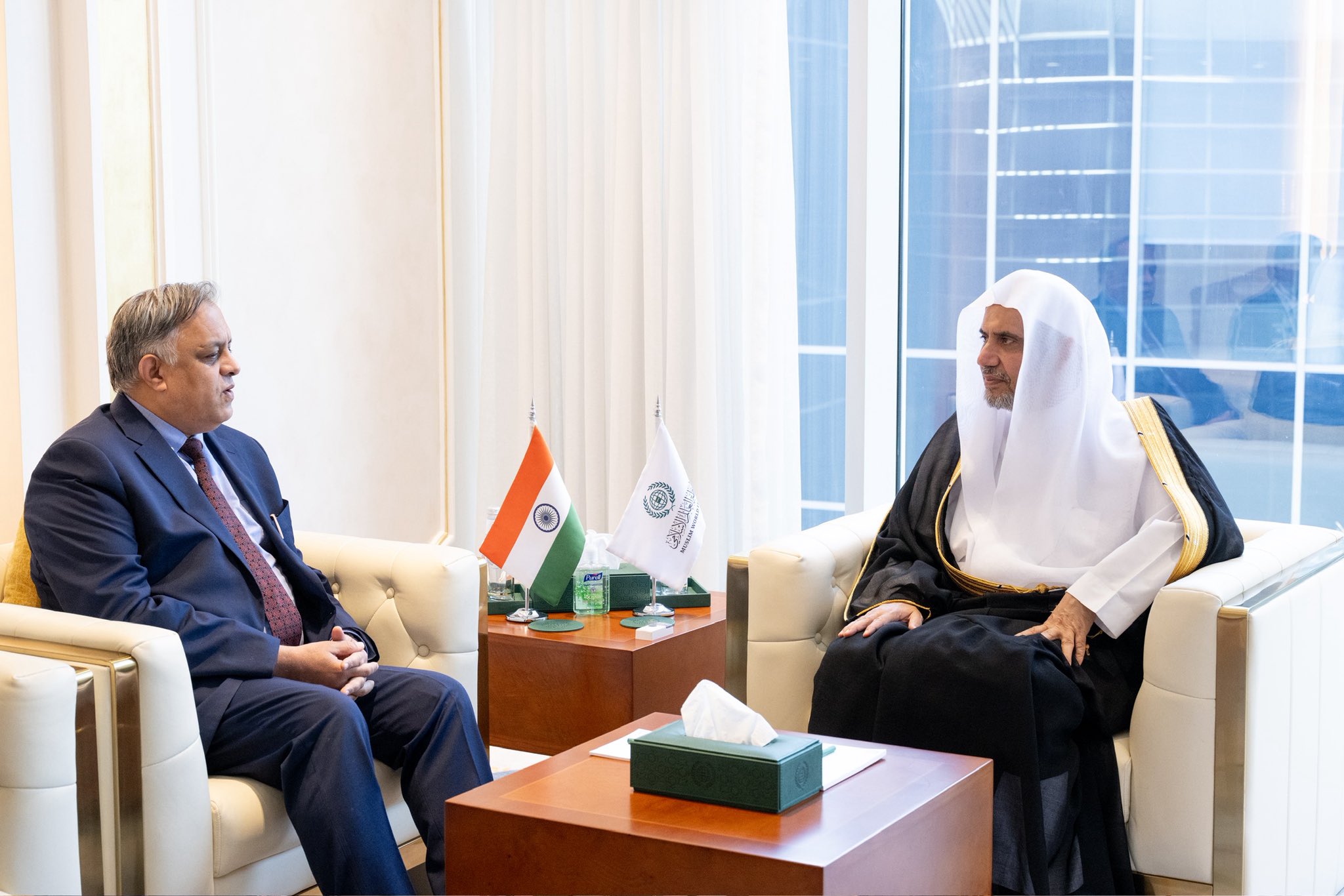 ‏استقبلَ معالي الأمين العام، رئيس هيئة علماء المسلمين، فضيلة الشيخ د.⁧‫محمد العيسى‬⁩ ‬⁩، في مكتبه بالرياض ظُهرَ اليوم، سعادةَ سفير جمهورية الهند لدى المملكة العربية السعودية، الدكتور سهيل إعجاز خان