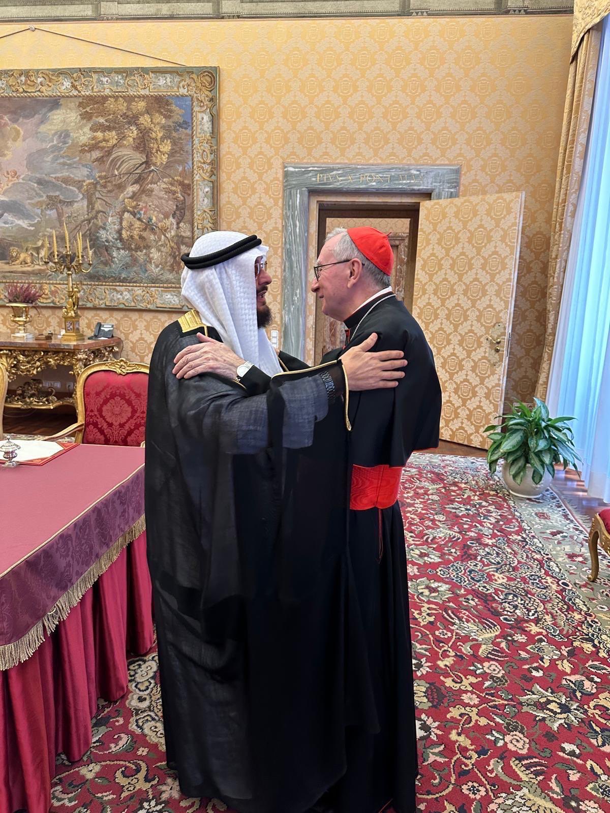 ‏رئيس الوزراء، أمين السر بدولة الفاتيكان، نيافة الكاردينال بيترو بارولين، يستقبل المستشار والمفوّض التنسيقي لـ ⁧‫رابطة العالم الإسلامي‬⁩ لدى الفاتيكان، معالي د. عبد العزيز سرحان