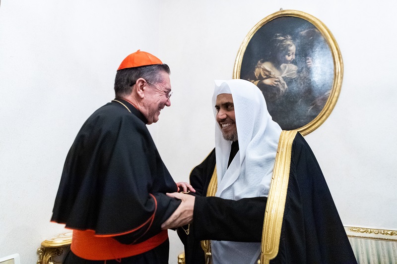 معالي الشيخ د ⁧‫محمد العيسى‬⁩ يلقي مساء أمس محاضرة في الجامعة الكاثوليكية بإيطاليا والتي احتفت بمعاليه بالأناشيد العربية وسلمته ميداليتها.
