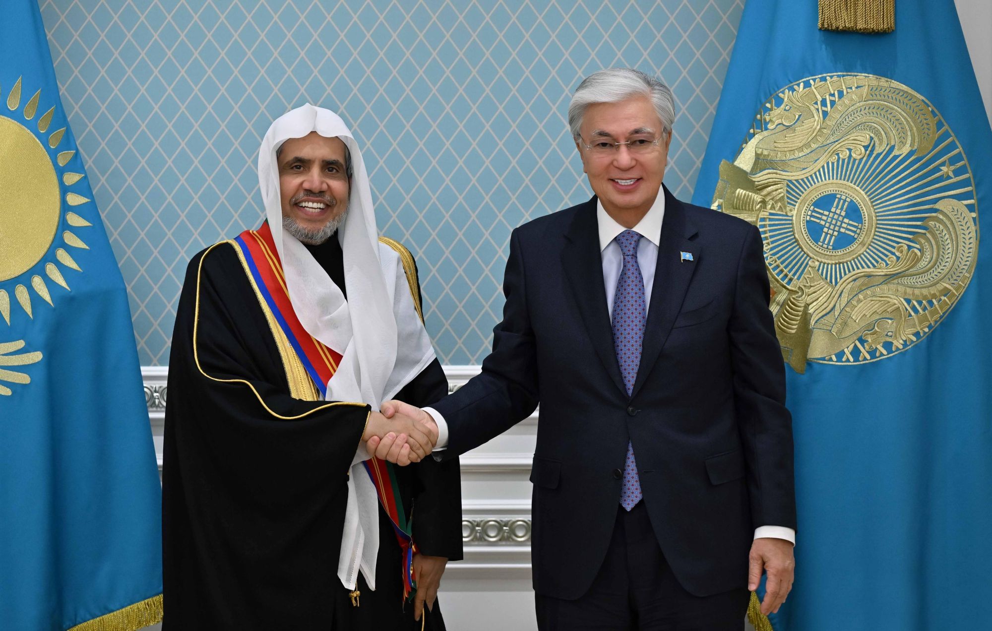 استقبلَ فخامةُ رئيسِ جمهورية كازاخستان، السيد قاسم جومارت توكاييف، اليوم في القصر الرئاسي بالعاصمة "أستانا"، معالي الأمين العام، رئيسَ هيئة علماء المسلمين، فضيلة الشيخ د. محمد العيسى