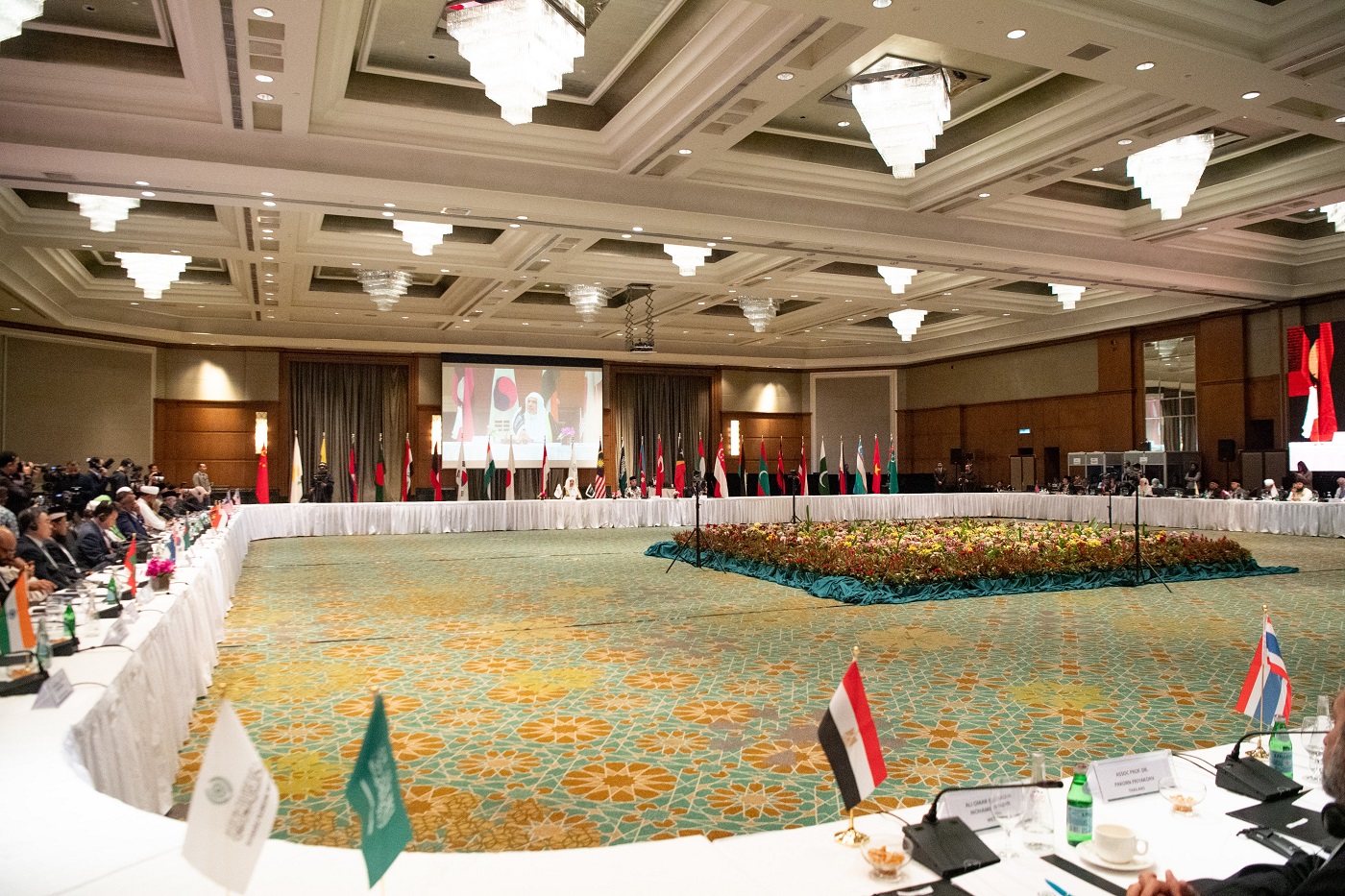 معالي الأمين العام، الشيخ د. محمد العيسى، في المؤتمر الصحفي للإعلام الآسيوي، عقِب تدشينه "مجلس علماء آسْيان": تَرْجمَت رابطة العالم الإسلامي "وثيقة مكة المكرمة" لعشرات اللغات، لتعميم الانتفاع بها، ولا سيما في تدريب الأئمّة في الدول الإسلامية، ودول الأقليات الإسلامية