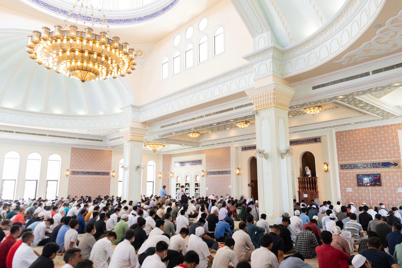 الشيخ العيسى يلقي خطبة الجمعة في الجامع الكبير.