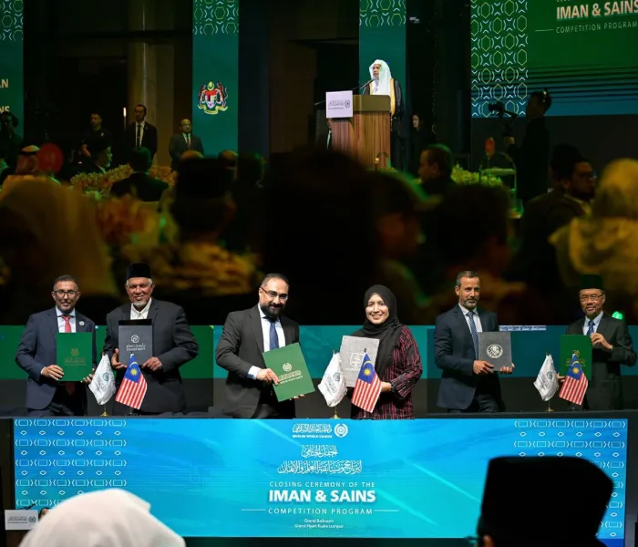 Ce midi, dans la capitale malaisienne, en présence de oulémas du monde entier, de personnalités ministérielles et de doyens d’universités