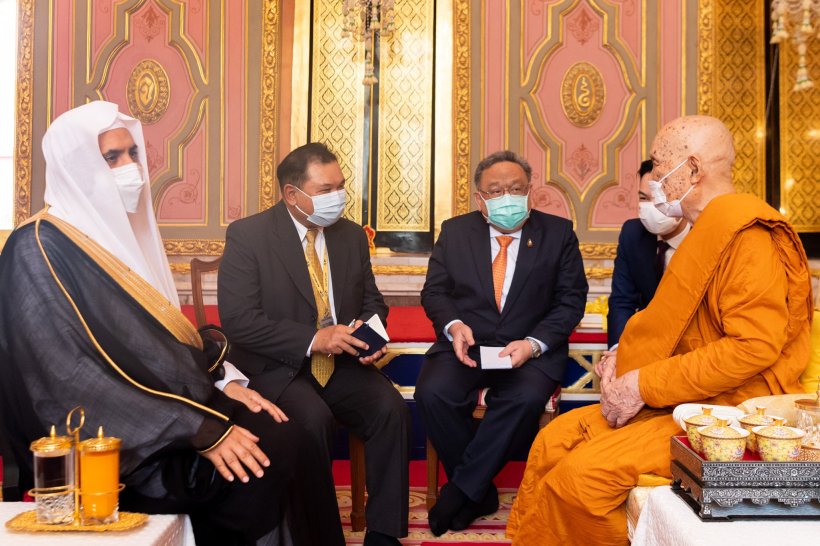 التقى الشيخ د.محمد العيسى برأس القيادة البوذية في تايلاند‬⁩ الذي أعرب عن تقديره الكبير لزيارة معاليه وفق تقاليده الدينية