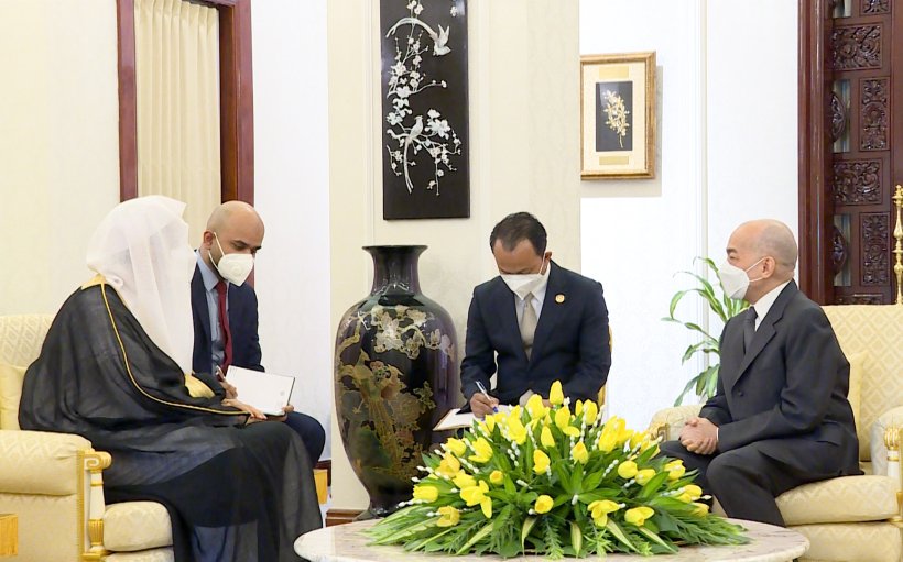 جلالة ملك كمبوديا نورودوم سيهاموني، يستقبل معالي الأمين العام الشيخ د. محمد العيسى‬⁩.