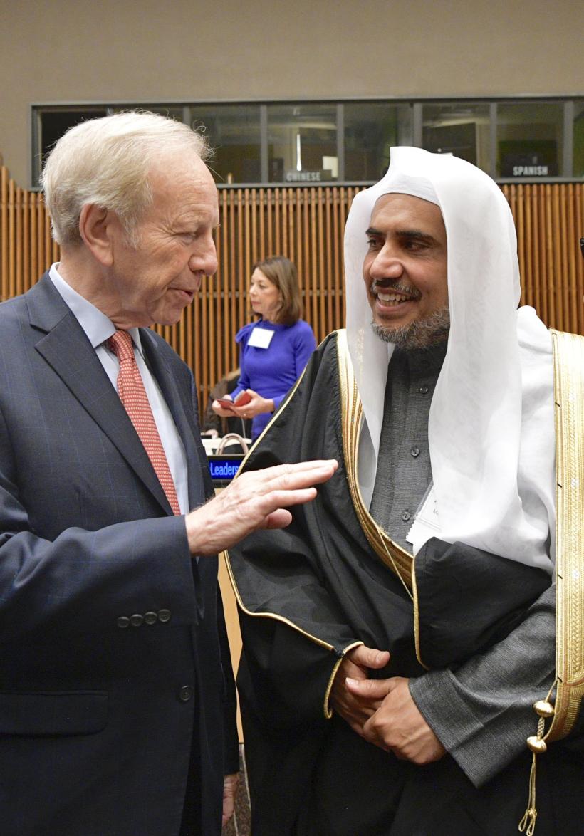 السيناتور الامريكي الشهير ومرشح الرئاسة السابق جوزيف ليبرمان متحدثاً في مؤتمر رابطة العالم الإسلامي بـ الأمم المتحدة عن القيادة المسؤولة.
