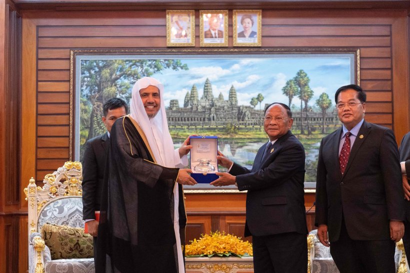 استضاف البرلمان الكمبودي معالي الشيخ د. محمد العيسى‬⁩، وقد نوّه معالي رئيس البرلمان السيد رين بالدور العالمي الذي تقوم به الرابطة