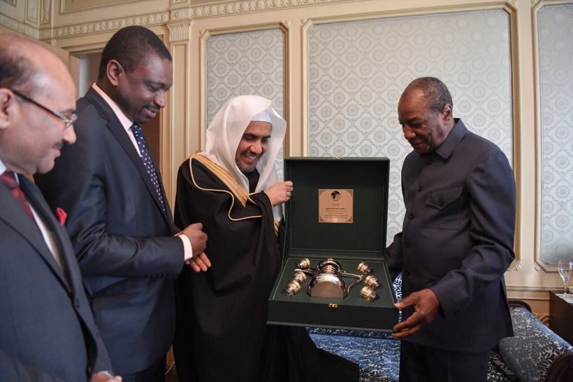 فخامة رئيس غينيا كوناكري البروفيسور ألفاكوندي يستقبل معالي أمين عام ‫ رابطة العالم الإسلامي، في مقر إقامة فخامته في العاصمة الفرنسية ‫باريس