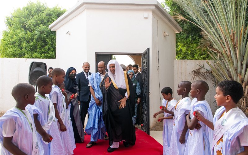 رابطة العالم الإسلامي‬⁩ تسلِّم المخصصات المالية السنوية للمستفيدين من الأيتام، ضمن البرنامج الخاص بـ "كفالة الأيتام" في القارة الأفريقية، الذي دشَّنه معالي الأمين العام