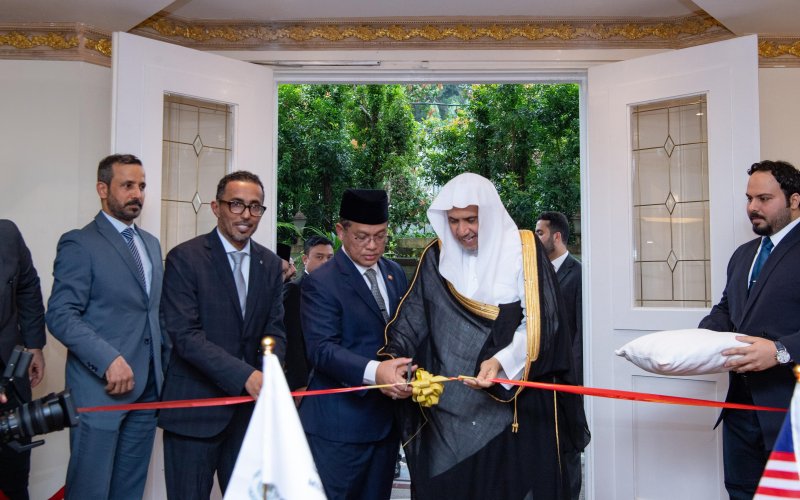 En compagnie du Ministre des Affaires religieuses au Cabinet du Premier ministre de Malaisie, cheikh Mohammed Al-Issa