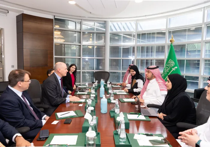 Le SG adjoint à la communication M. Al-Shehri de la LIM reçoit au nom de cheikh Alissa M. warr, pdt du centre des relations de la lutte contre Daesh au bureau anglais des Affaires étrangères: