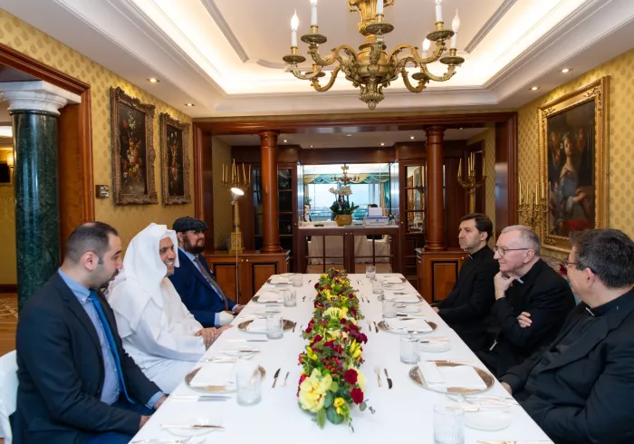 Mohammad Alissa et le cardinal secrétaire d'État du Vatican Mgr Pietro Parolin traitent des moyens de renforcer les relations et les alliances civilisationnelles entre les nations et les peuples sur la base des nombreux dénominateurs communs