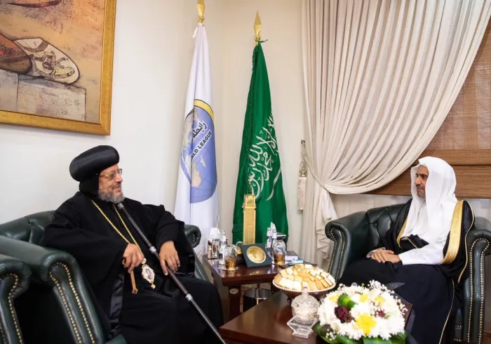 معالي أمين عام ⁧رابطة العالم الإسلامي⁩ الشيخ د. ⁧محمد العيسى⁩ مستقبلاً في مكتبه بالرياض ظهر اليوم نيافة ⁧الأنباء مرقس⁩ أسقف عام شبرا وتوابعها بالكنيسة القبطية الأرثوذكسية، حضر اللقاء وفد سفارة جمهورية ⁧مصر⁩ العربية بالمملكة العربية ⁧السعودية⁩.