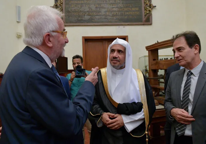 Le SG de la LIM visitant la bibliothèque de Florence en Italie où il a été reçu par son directeur pour une présentation des divers documents et livres historiques