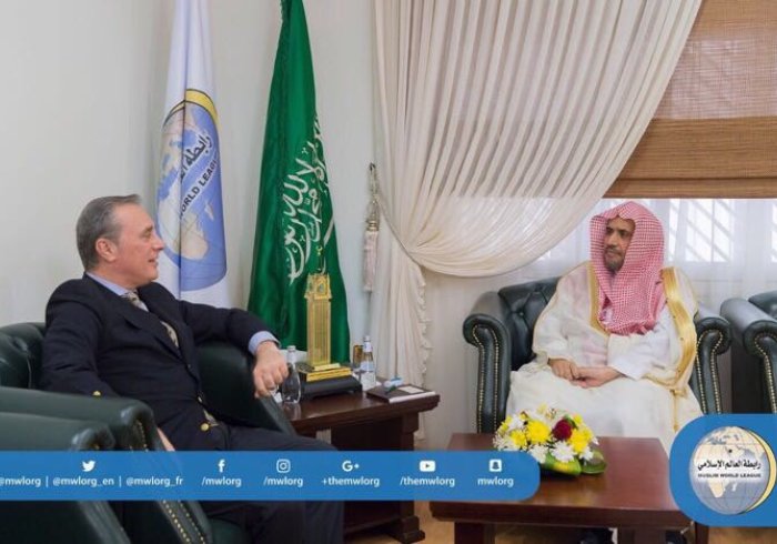 Le SG rencontrant l'Ambassadeur de la République italienne au Royaume d'Arabie Saoudite M. Luca Ferrari.