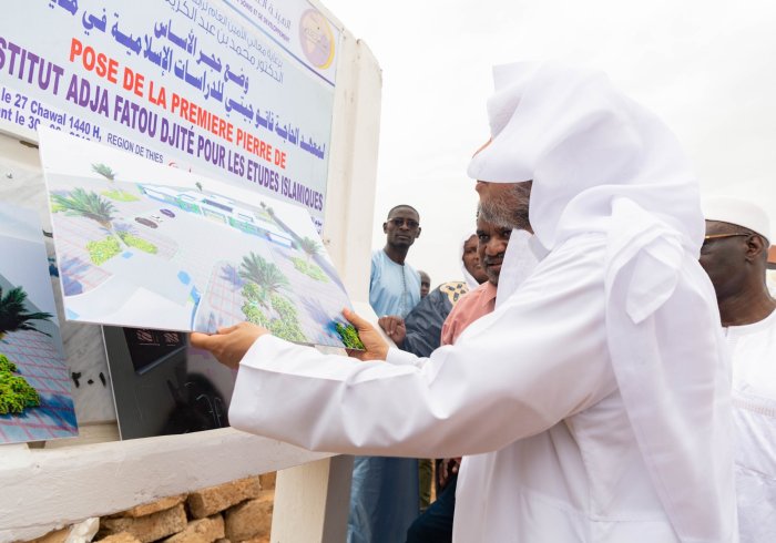 Le D.Mohammad Alissa pose la pierre angulaire pour un dispensaire de santé et un institut d’études arabes dans la ville de Thiès au Sénégal.