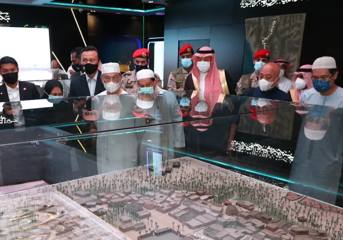 Le Premier ministre malaisien Muhyidinn Yassin visite à Médine le musée sur la vie du Prophète (paix sur lui) et remercie le Serviteur des Deux Saintes Mosquées d’avoir permis ce projet qui promeut la tradition prophétique. Vivre Tradition Prophétique Après la visite du musée le Premier ministre malaisien a loué les efforts de la Ligue Islamique Mondiale pour avoir contribué à ce grand projet musulman.