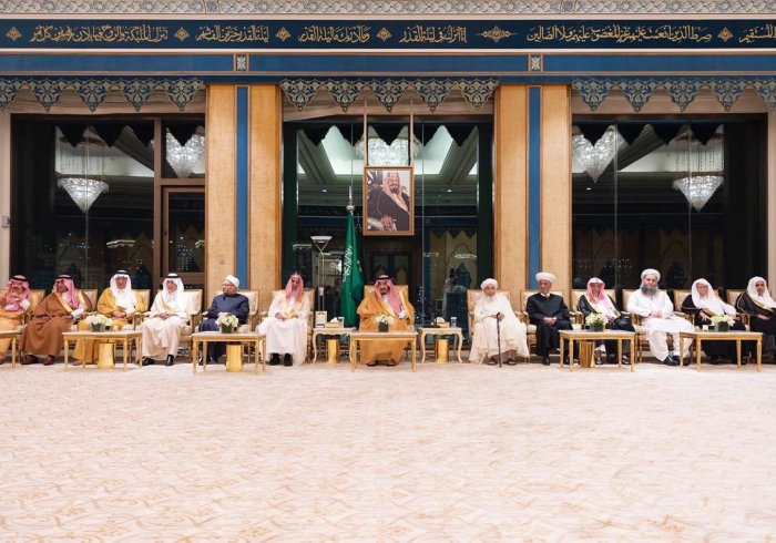 Le Serviteur des Deux Saintes Mosquées reçoit les savants qui ont participé à la conférence de la Ligue Islamique Mondiale et reçoit  la Charte Mecque des mains des plus grands savants de la Oumma.
