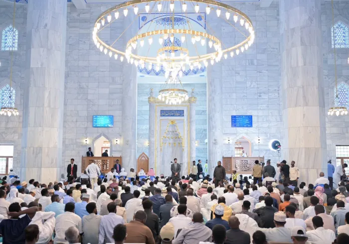أمين عام رابطة العالم الإسلامي يُلقي خطبة الجمعة ويؤمّ المصلين في الجامع الكبير بالعاصمة الصومالية