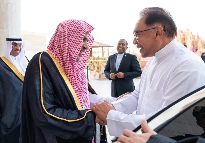 Mohammad Alissa a reçu à son domicile à La Mecque le Premier Ministre malaisien M. Anwar Ibrahim, le ministre malaisien des Affaires étrangères et le ministre des Communications