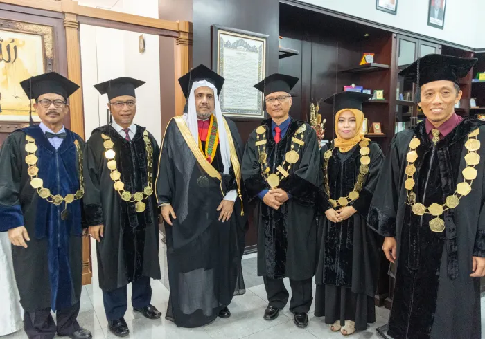 Le Président indonésien, le Président de l’Assemblée de la « Choura » et le maire de Jakarta ont félicité Mohammad Alissa pour avoir reçu un doctorat d’honneur de l’université « Maulana Malik Ibrahim ».