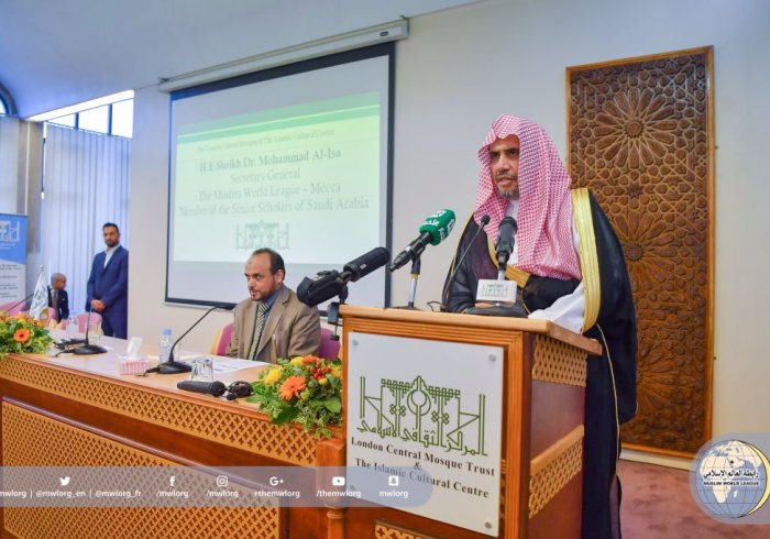 معالي الأمين العام متحدثاً للجالية الإسلامية في بريطانيا بالمركز الثقافي الإسلامي، وتناول الحديث عدداً من الموضوعات التي تهم الجالية  .