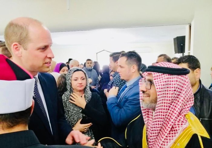 D. Al-Ayban, directeur de la LIM en Nouvelle-Zélande reçoit le Prince William lors de sa visite des mosquées Nour Lenwood avec la Première ministre