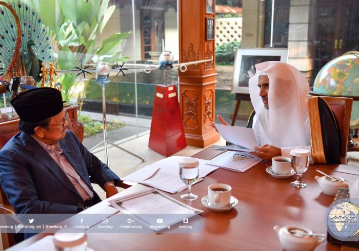 معالي الأمين العام ملتقياً فخامة الرئيس الإندونيسي الأسبق الدكتور بحر الدين يوسف حبيبي، حيث احتفى فخامته بمعاليه في منزله الخاص بجاكرتا.