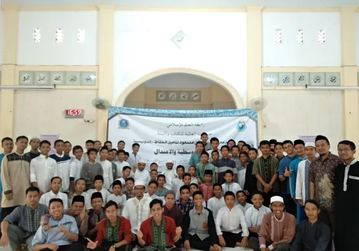 أقامت الرابطة عبر هيئتها العالمية للكتاب والسنة في مقر معهد عبدالله بن مسعود لتأهيل الحفاظ التابع للهيئة بأندونيسيا أسبوع الوسطية والاعتدال لمنسوبي المعهد