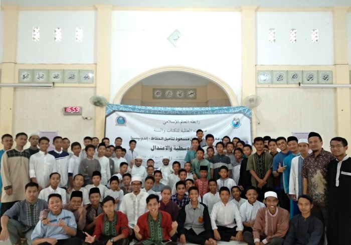 أقامت الرابطة عبر هيئتها العالمية للكتاب والسنة في مقر معهد عبدالله بن مسعود لتأهيل الحفاظ التابع للهيئة بأندونيسيا أسبوع الوسطية والاعتدال لمنسوبي المعهد