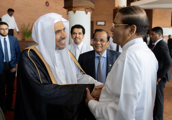 فخامة الرئيس السيريلانكي في حوار مع معالي الشيخ د ⁧محمد العيسى⁩ حيث قدر فخامته جهود ⁧رابطة العالم الإسلامي⁩ حول العالم لتعزيز السلام والوئام الديني