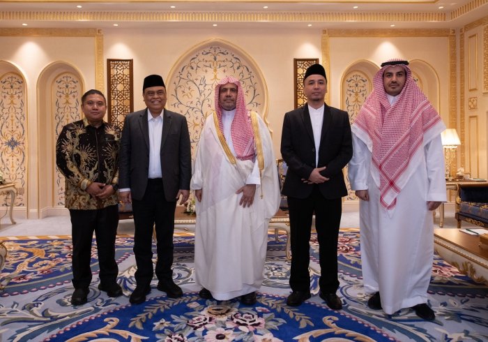‏استقبل معالي الأمين العام، رئيس هيئة علماء المسلمين، فضيلة الشيخ د.⁧‫محمد العيسى‬⁩- في مقر الرابطة بمكة المكرمة- مسؤول ديوان مساجد إندونيسيا، ورئاسة رابطة الملاوي حول العالم معالي الوزير د. شفر الدين كامبو